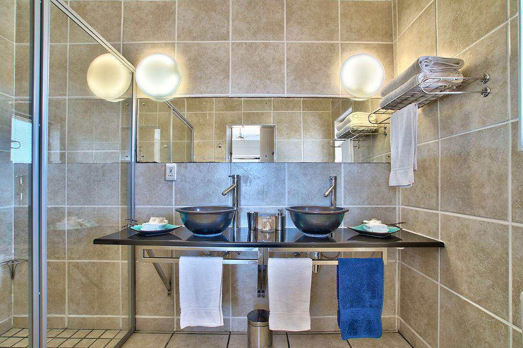 At The Rocks Guesthouse Лангебан Экстерьер фото